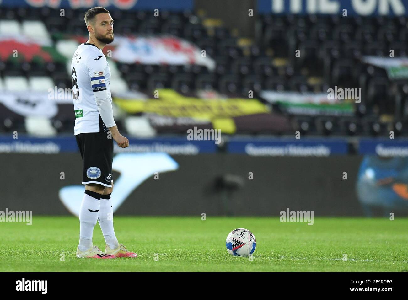 Swansea, Großbritannien. Februar 2021, 05th. Matt Grimes #8 von Swansea City ist bereit für den Start in Swansea, UK am 2/5/2021. (Foto von Mike Jones/News Images/Sipa USA) Quelle: SIPA USA/Alamy Live News Stockfoto