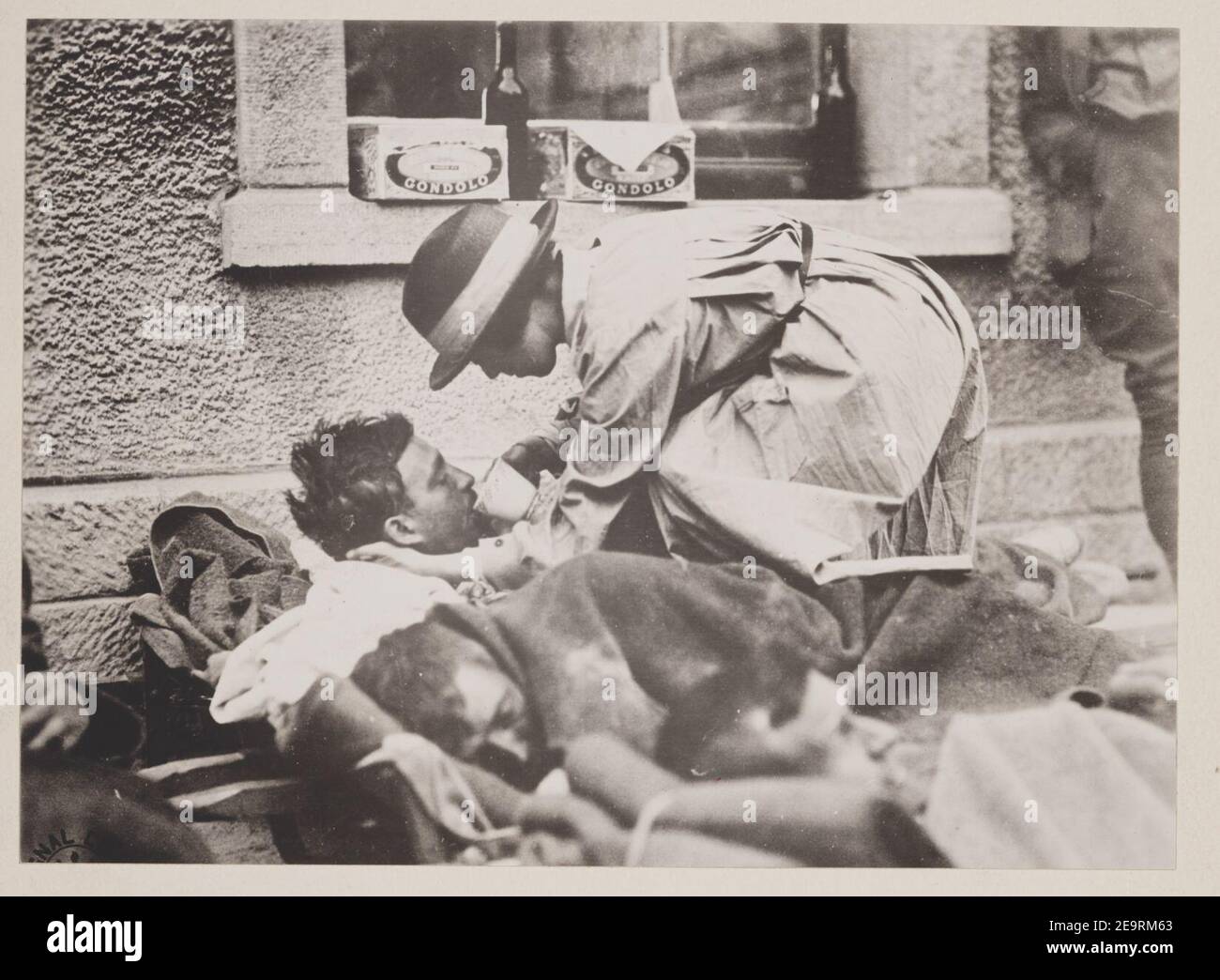 Frau Hammond, amerikanisches rotes Kreuz, Wasser zu schwer verwundet Britische Soldaten, die auf der Plattform von Railroad Station in Montmirail, Frankreich Stockfoto