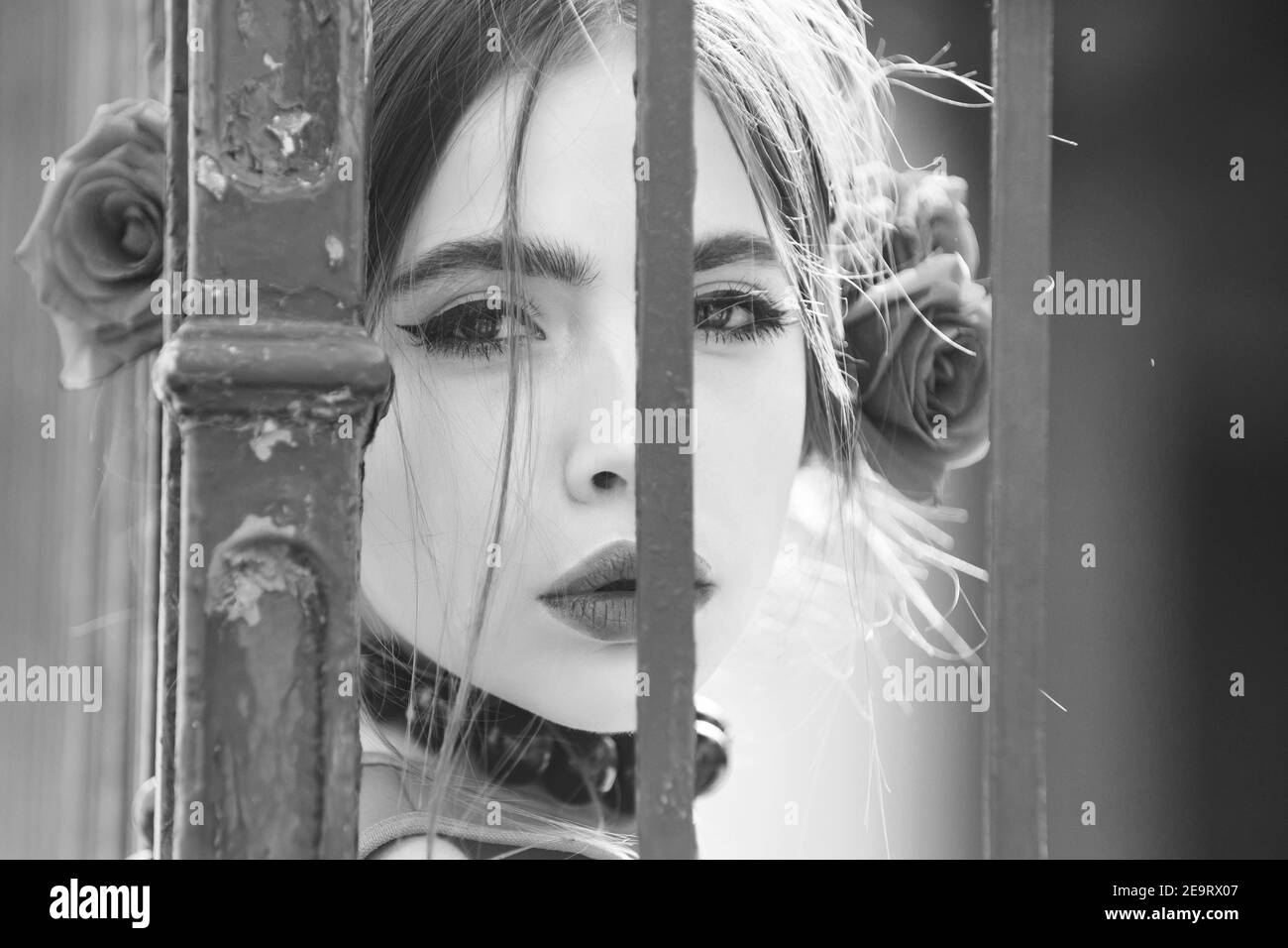 Nahaufnahme Frau Porträt. Schöne spanische Mädchen auf Backstein Wand Hintergrund, Schönheit und Mode, Liebe Teenager und Teenager Romantik. Dreams Girl. Stockfoto