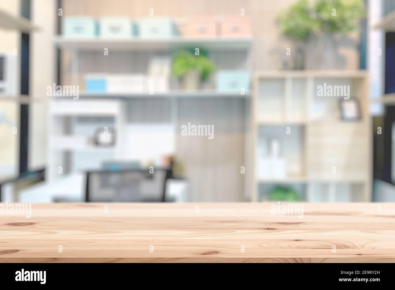 Home Interieur mit Holztisch Platz für Home Produkte Werbung Hintergrund Vorlage. Stockfoto