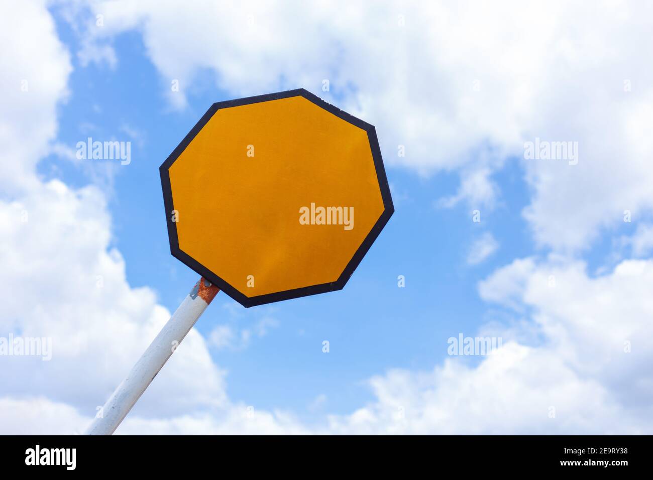 Leeres Straßenschild oder leeres Bahnbarrieresignal für Fahrer gegen blauen Himmel. Stockfoto