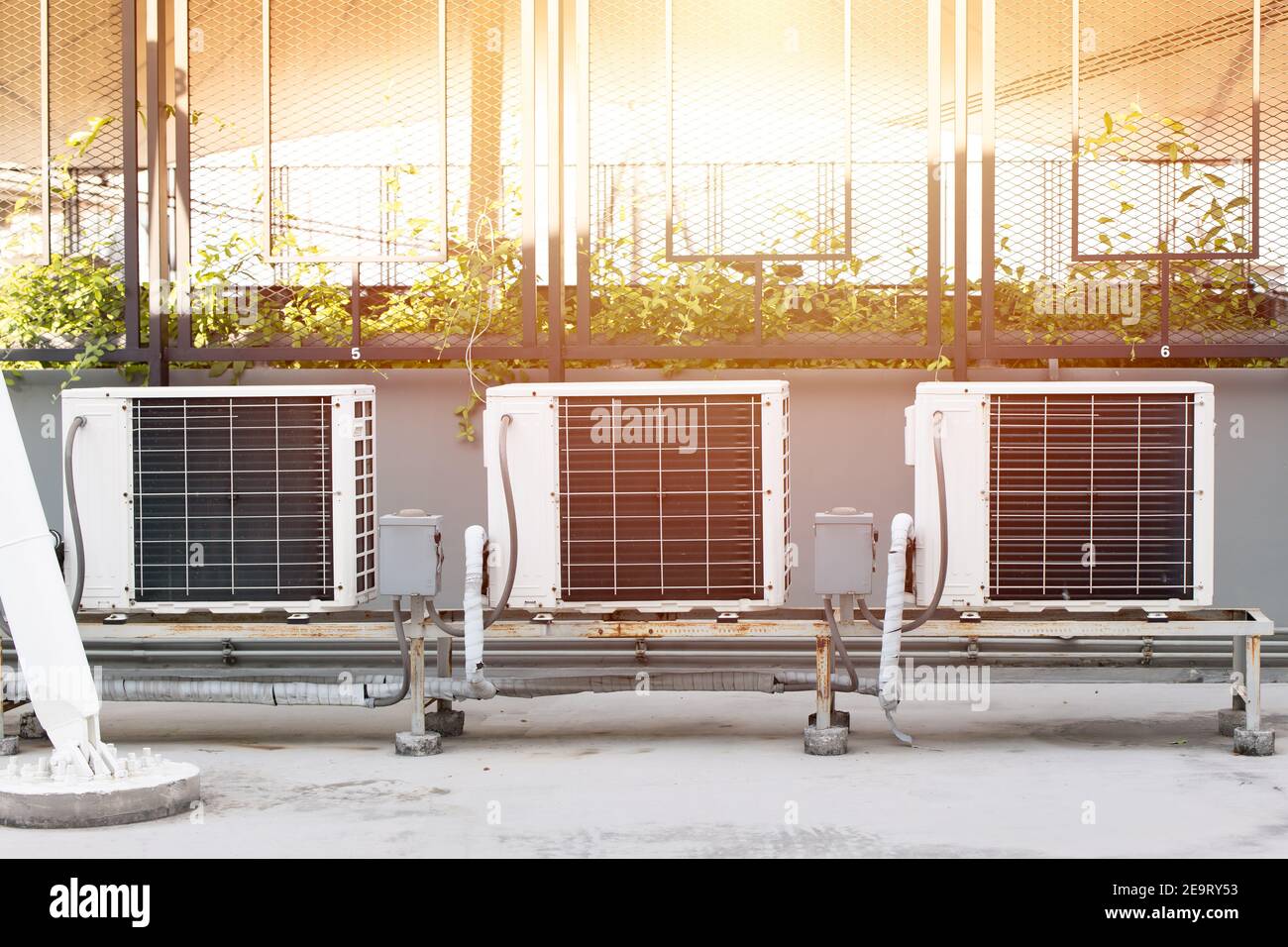 Luftkompressor im Außenbereich auf dem Dach des Unternehmens installiert Gebäude mit Sonnenlicht heiße Sommersaison Stockfoto