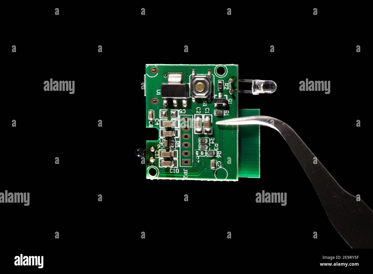 Internet of Things (IoT)-System auf einem Chip (SOC) integrierten Schaltrechner mit kleinem Mikrochip-Mikrocontroller auf schwarzem Hintergrund isoliert. Stockfoto