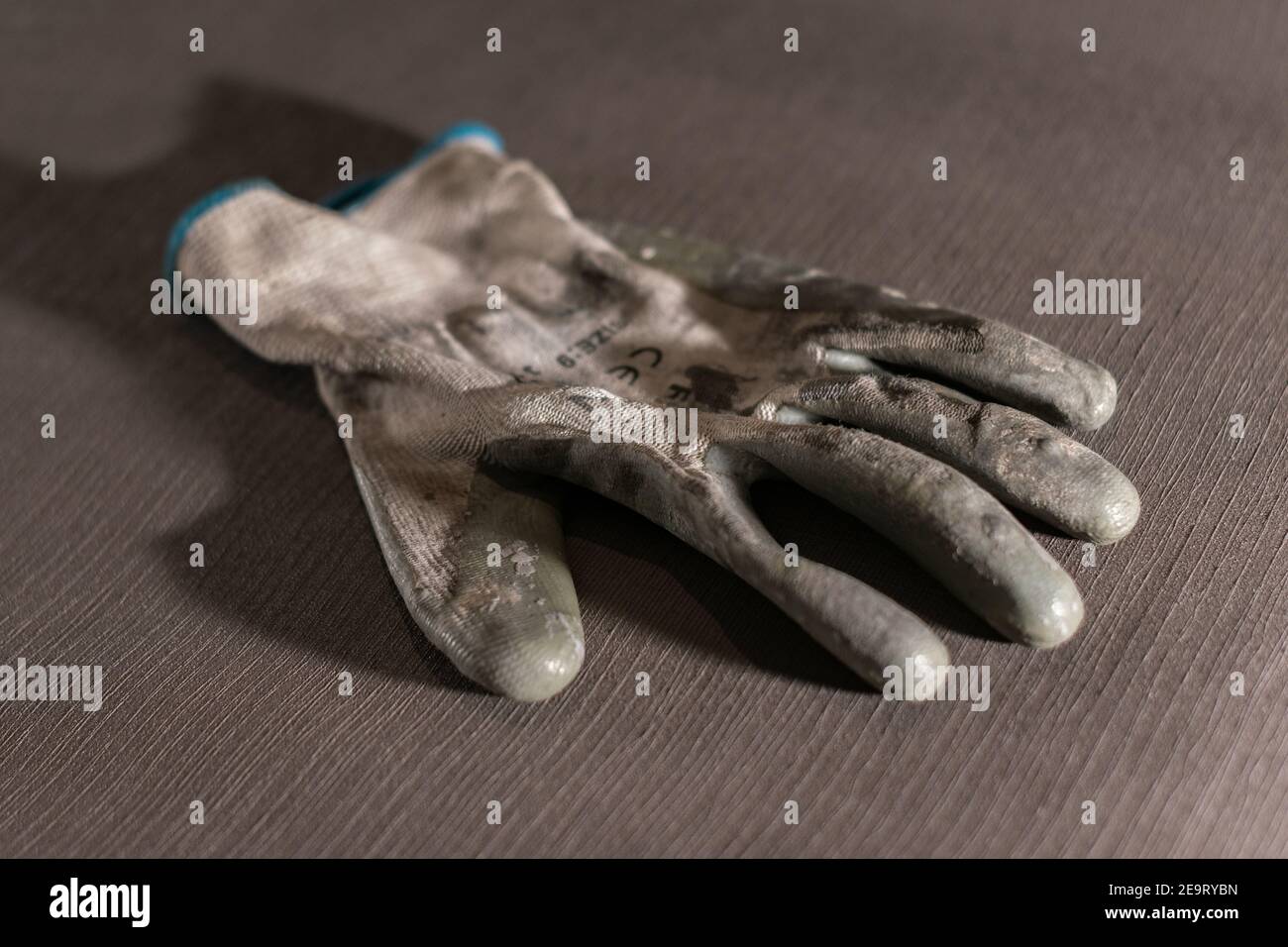 Bauarbeiter Handschuhe verwendet zeigen die harte und schwierige Arbeit Der Arbeit in der Bauindustrie Stockfoto