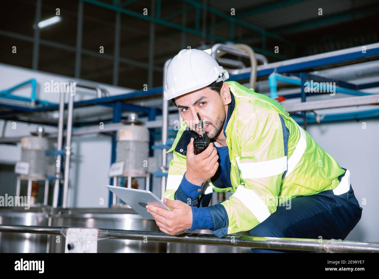 Techniker-Team-Kommunikation über Funk während der Arbeit in der industriellen Fabrik. Stockfoto