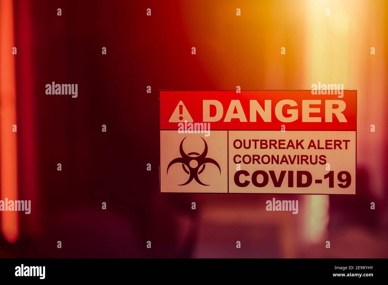 Gefahr Virus Corona (COVID-19) Ausbruchsbereich Alarm Coronavirus Tag Label roter Farbton. Stockfoto