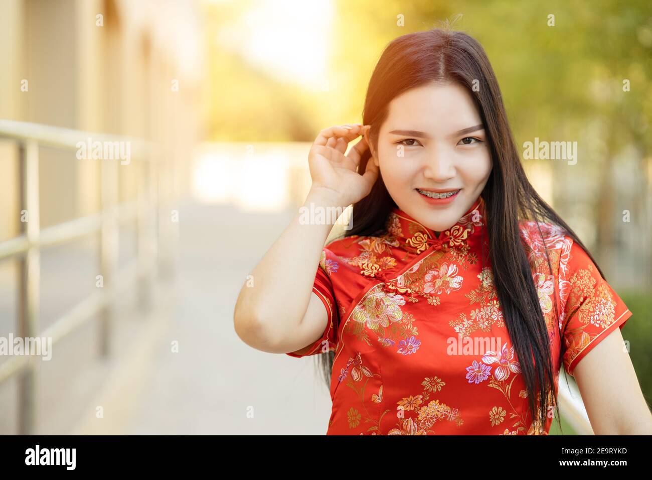 Schöne asiatische chinesische Frauen charmante Dressing Qipao traditionellen Tuch in chinesischen Neujahr. Stockfoto