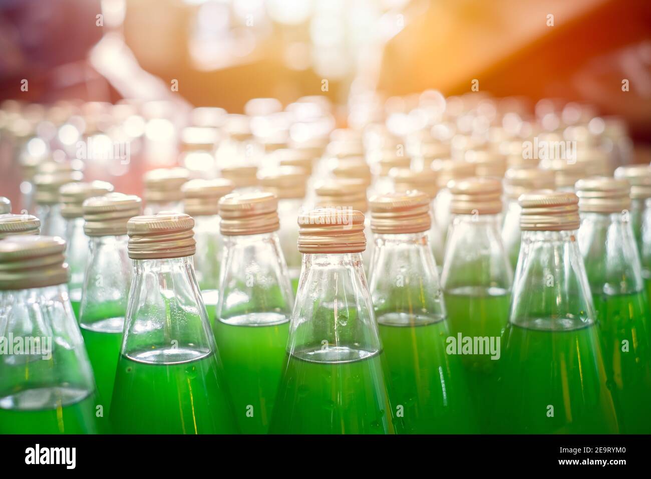 Süßer Zucker Getränk trinken grün in Glasflasche in Werk Stockfoto