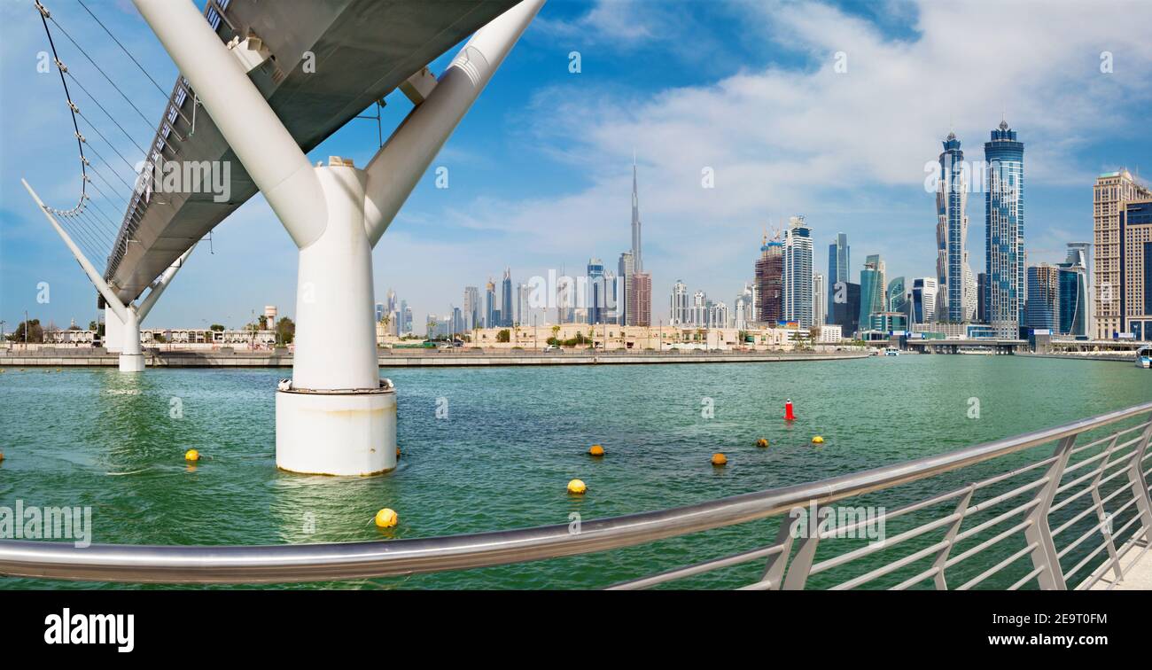DUBAI, Vereinigte Arabische Emirate - 27. März 2017: Die Skyline mit der Brücke über den neuen Kanal und der Innenstadt. Stockfoto