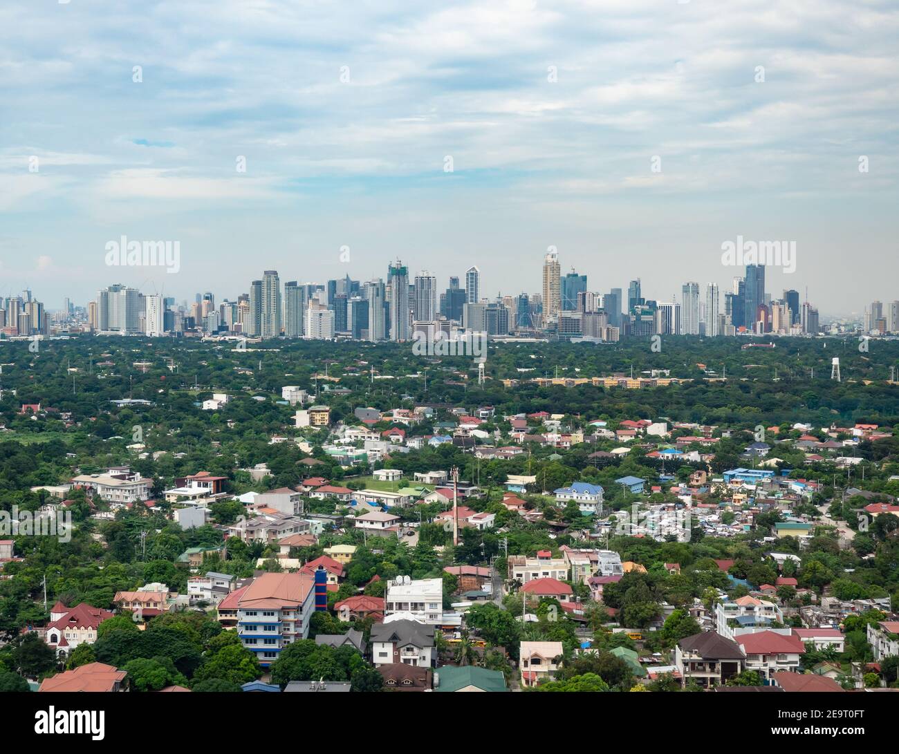 Manila Vororte mit Innenstadt Manila im Hintergrund. Stockfoto