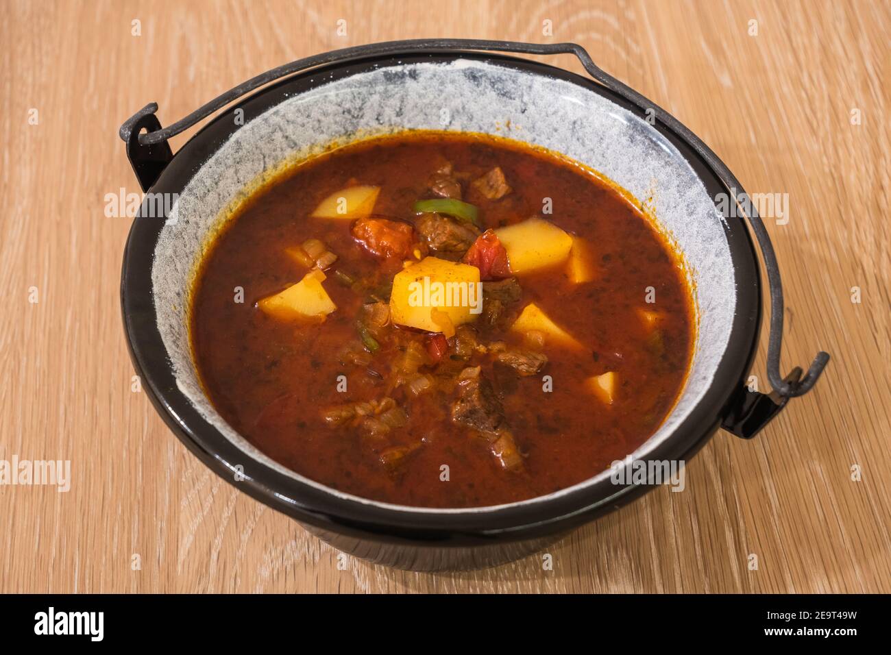 Ungarische Rindergulasch oder Gulyas Suppe oder Eintopf in einem ...