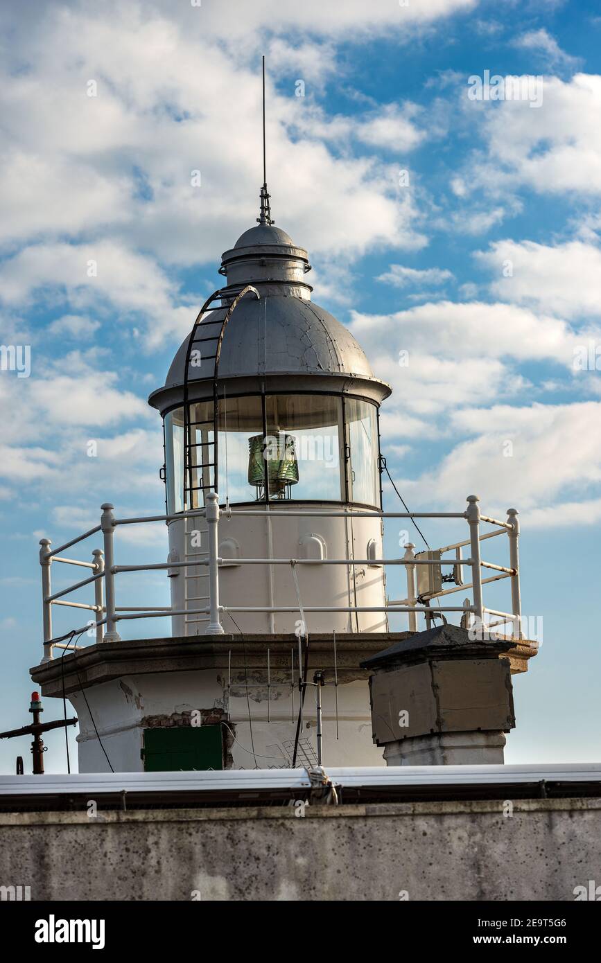 Nahaufnahme des alten weißen Leuchtturms am blauen Himmel mit Wolken im Hafen von Portofino, Provinz Genua, Ligurien, Italien, Europa. Stockfoto