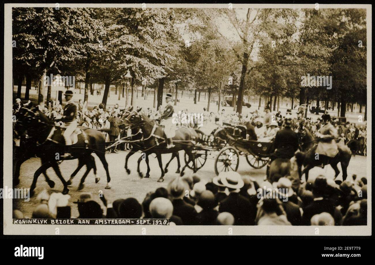 Museumplein. Koninklijk bezoek rijdend door de Van Baerlestraat. Uitgas J. Vlieger, Amsterdam, Stockfoto