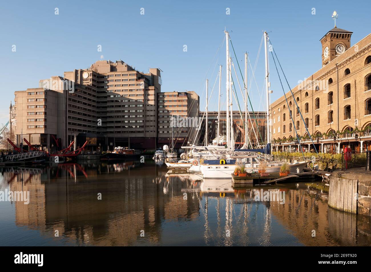 LONDON, Großbritannien - 03. JANUAR 2010: Blick auf die St. Katharine Docks, eine ehemalige Anlegestelle, die jetzt zu einem Wohn- und Freizeitkomplex umbaut wurde Stockfoto