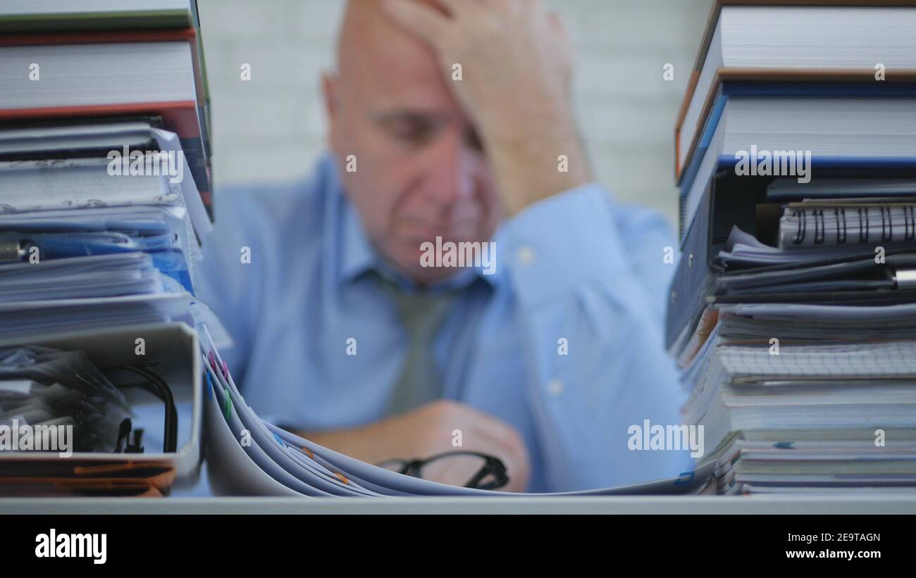 Enttäuschter Geschäftsmann in der Buchhaltung Office Arbeiten mit Finanzdokumenten Stockfoto