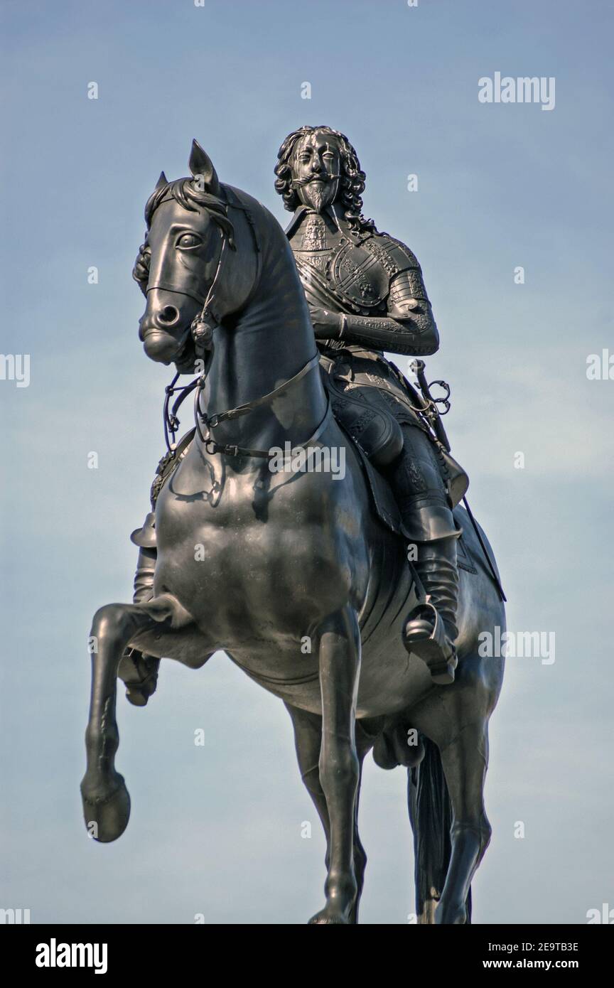 Reiterstatue von König Karl I. (1600-1649), der ältesten Statue auf dem Trafalgar Square, London. Geschnitzt 1638 von Hubert Le Sueur. Öffentliches Denkmal auf Disp Stockfoto