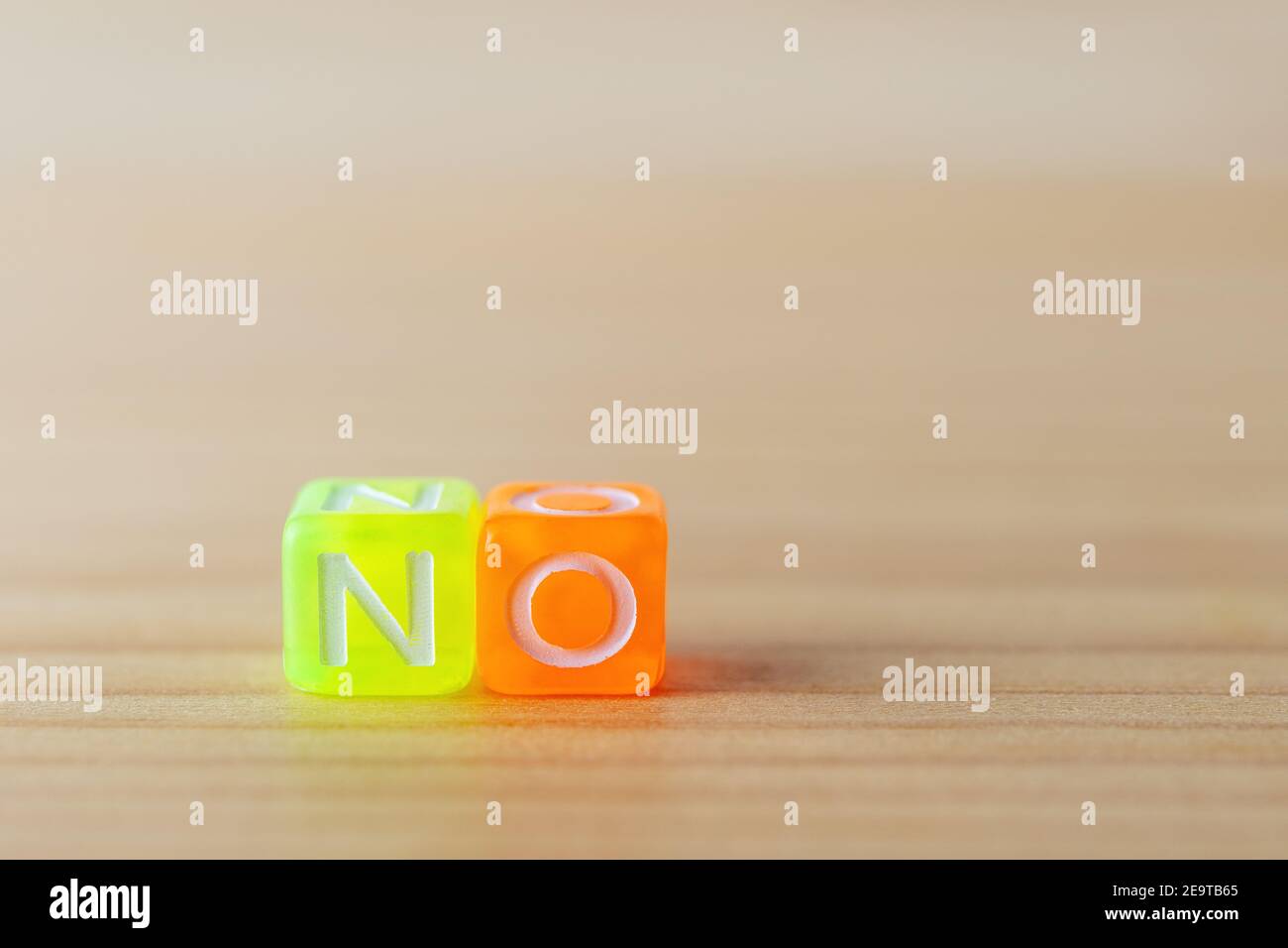 KEIN Text mit farbigen Buchstaben Würfel auf Holzhintergrund. Minimalkonzept. Stockfoto