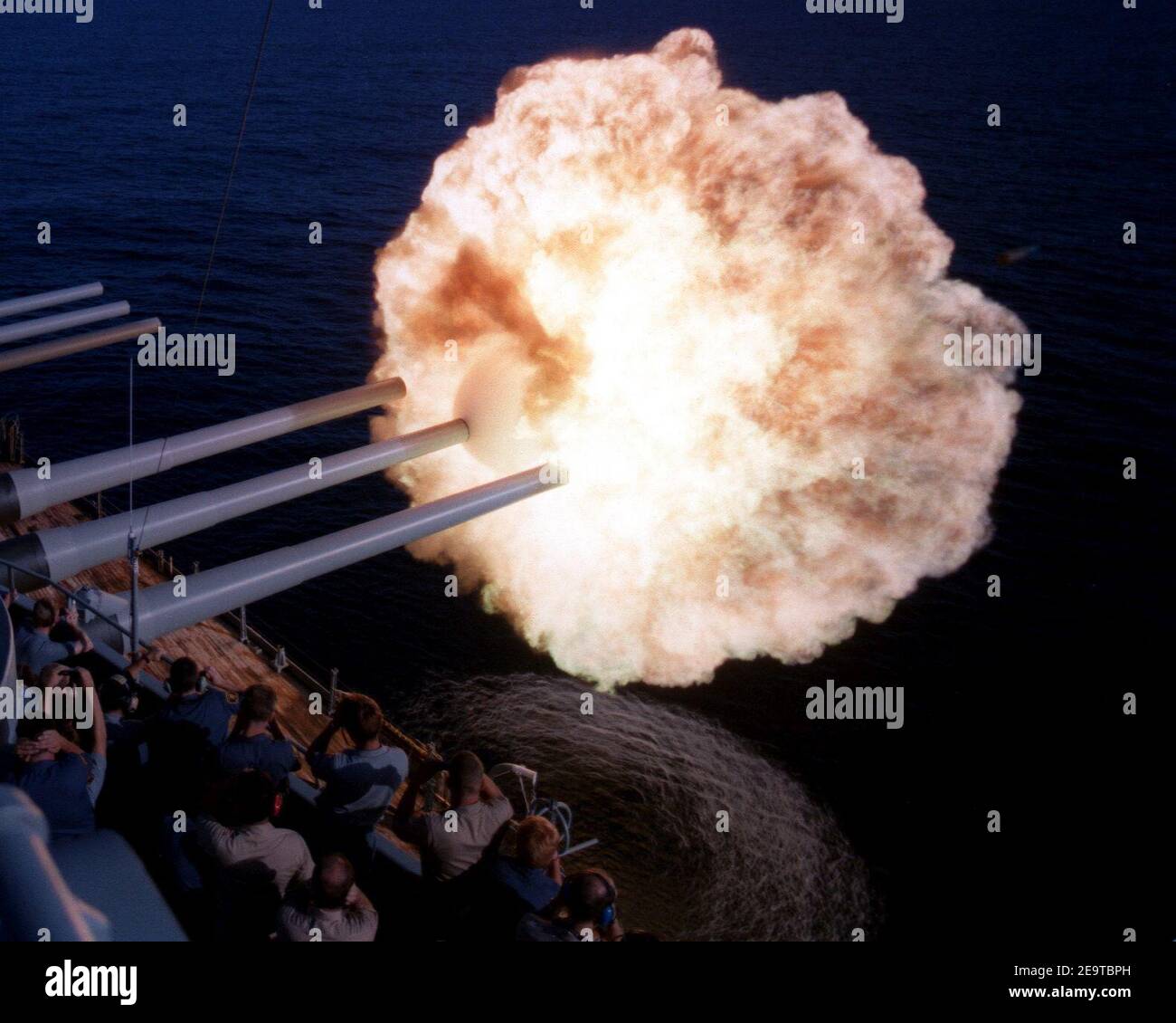 Mündungsfeuer Marineartillerie, USS Iowa (BB-61) Mark 7 Kanone, ab- 330-CFD-DN-SC-87-03282 (24129944242) (beschnitten). Stockfoto