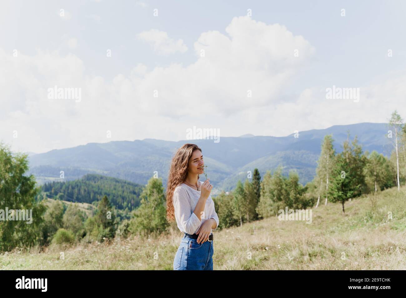 Mädchen genießen die Aussicht auf die Berge. Freiheit in den karpatischen Bergen fühlen. Tourismus Reisen in der Ukraine. Stockfoto