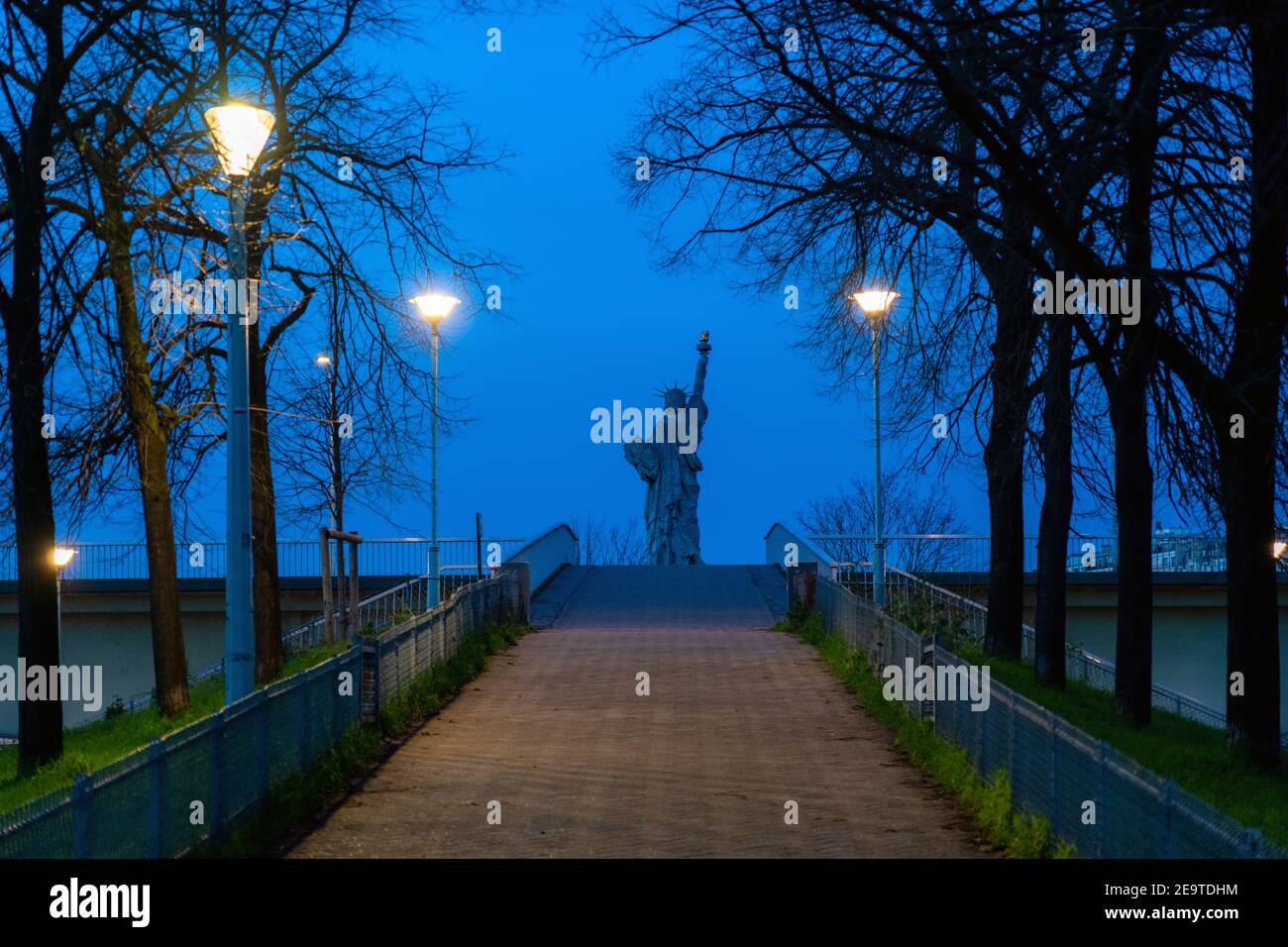 Ile aux cygnes bei Sonnenaufgang in Paris Stockfoto