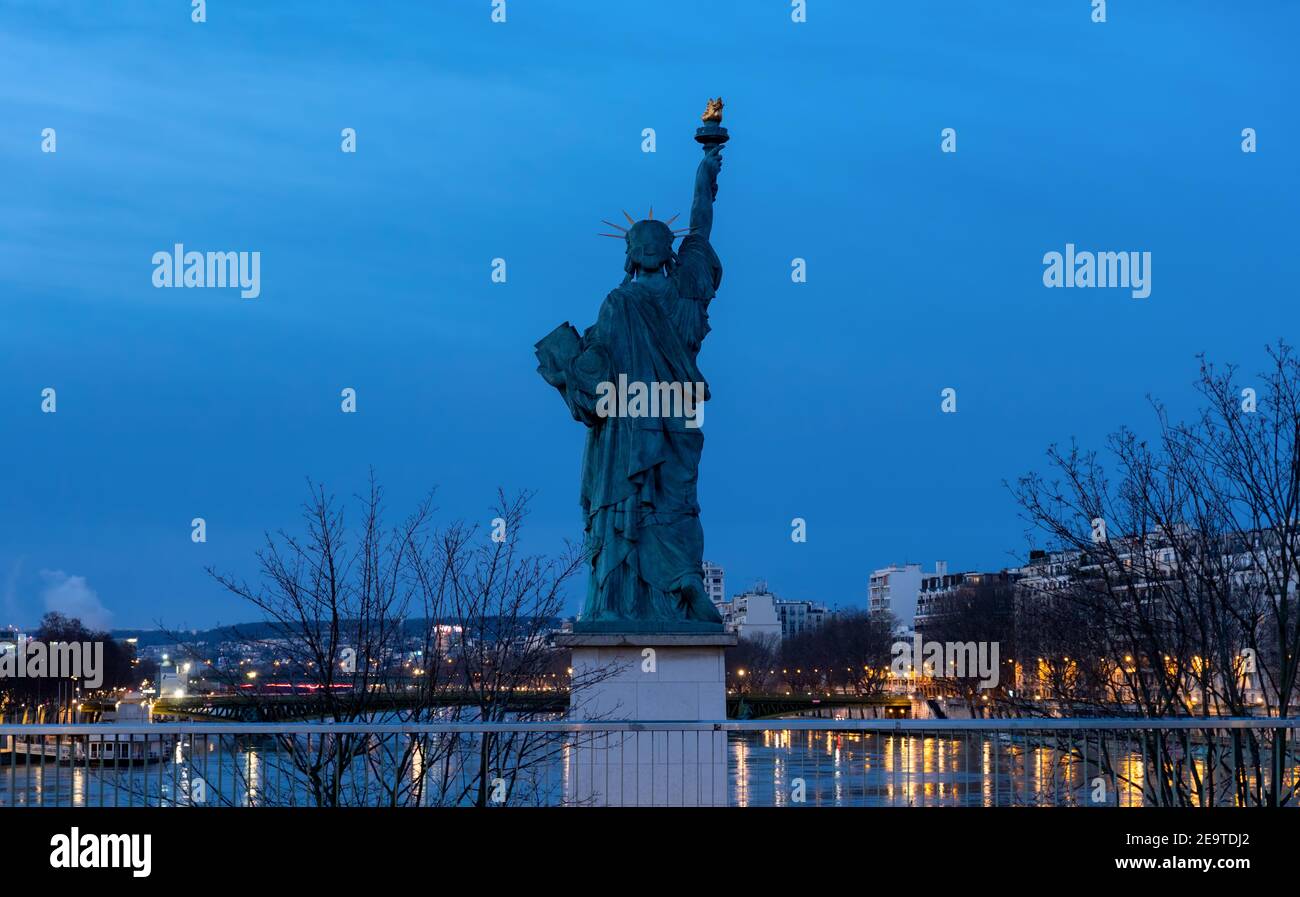 Freiheitsstatue bei Sonnenaufgang in Paris Stockfoto