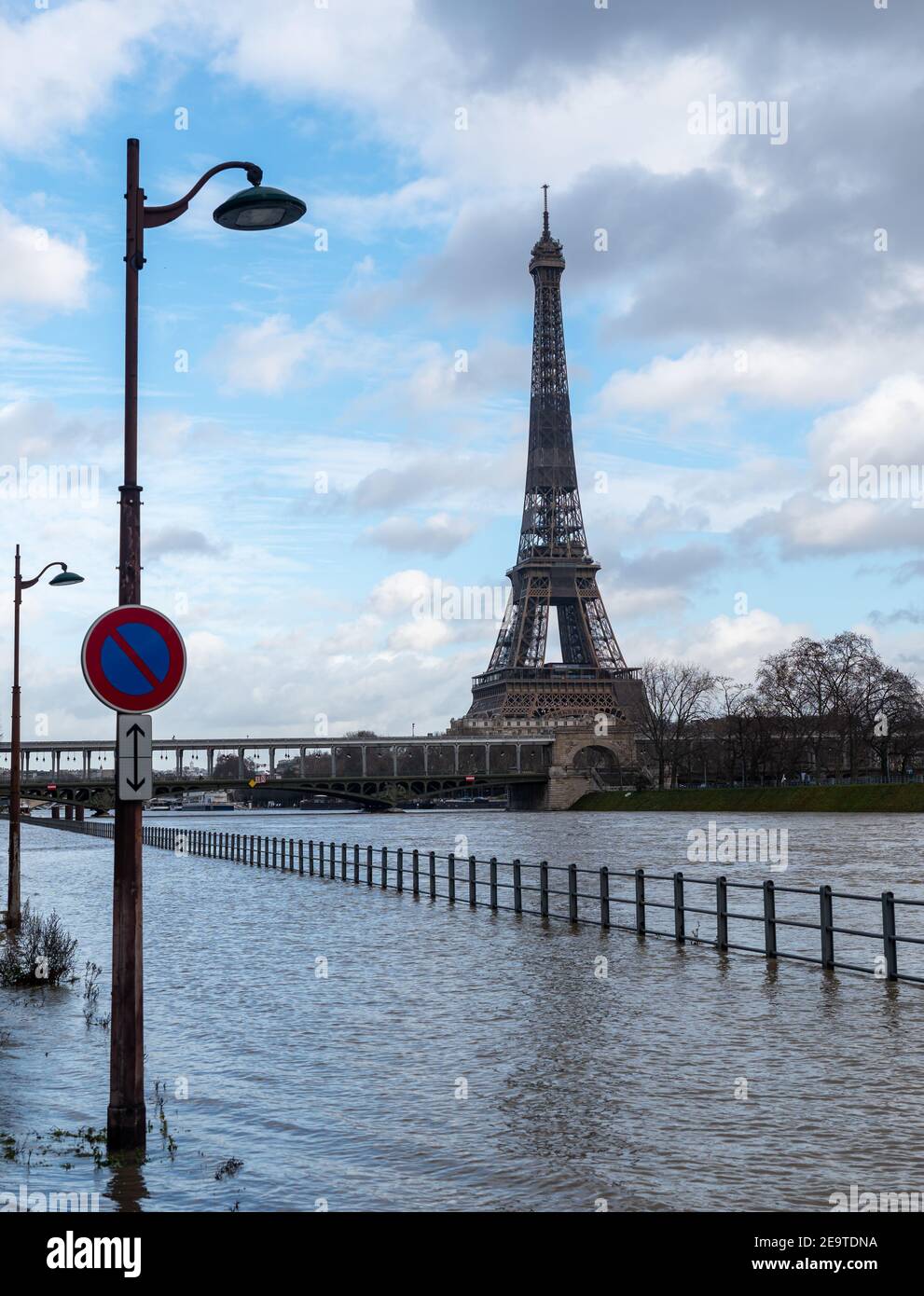 Flut der seine in Paris bei Pont de Bir-Hakeim und Eiffelturm Stockfoto