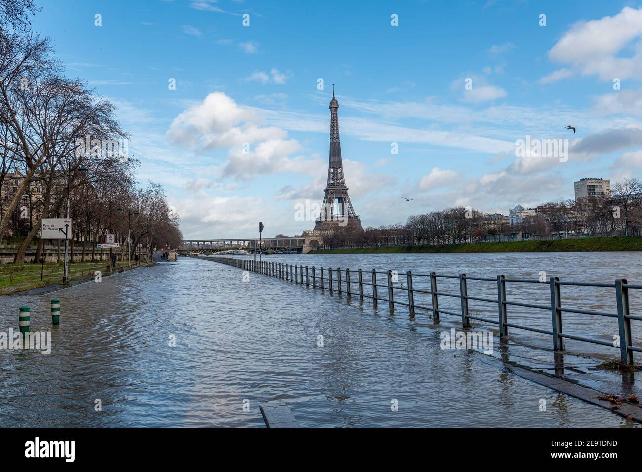 Flut der seine in Paris bei Pont de Bir-Hakeim und Eiffelturm Stockfoto