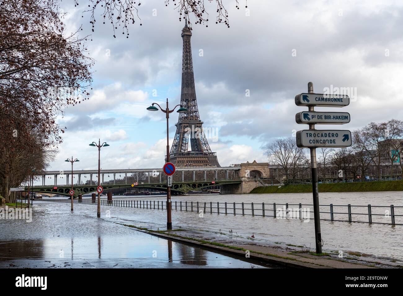 Flut der seine in Paris bei Pont de Bir-Hakeim und Eiffelturm Stockfoto