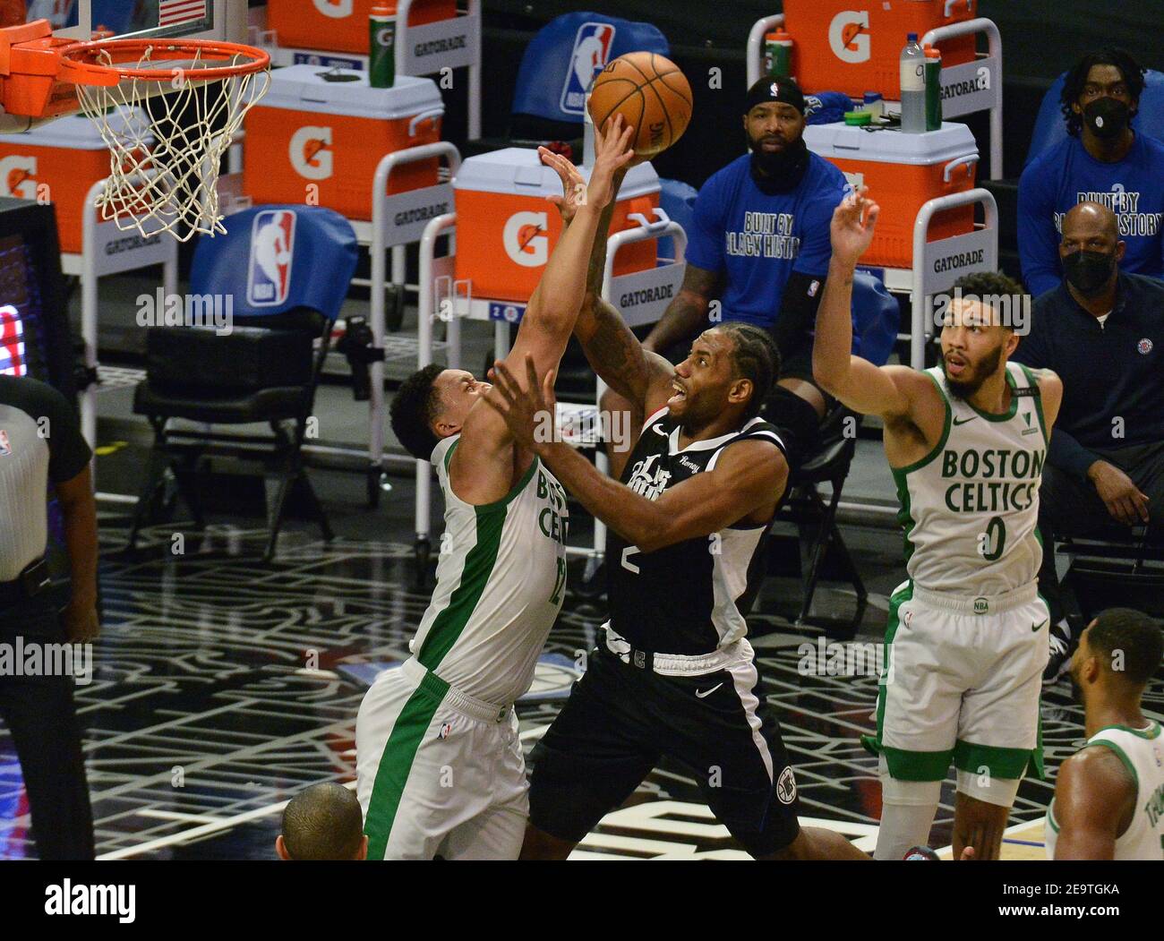 Boston Celtics' Power Forward Grant Williams fouls Los Angeles Clippers' Forward Kawhi Leonard während des dritten Quartals im Staples Center in Los Angeles am Freitag, den 5. Februar 2021. Die Celtics besiegten die Clippers 119-115. Foto von Jim Ruymen/UPI Stockfoto