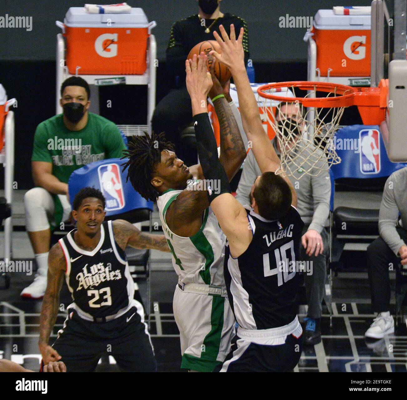 Los Angeles Clippers' Center Ivica Zubac fouls Boston Celtics' Power Forward Grant Williams während des vierten Quartals im Staples Center in Los Angeles am Freitag, den 5. Februar 2021. Die Celtics besiegten die Clippers 119-115. Foto von Jim Ruymen/UPI Stockfoto