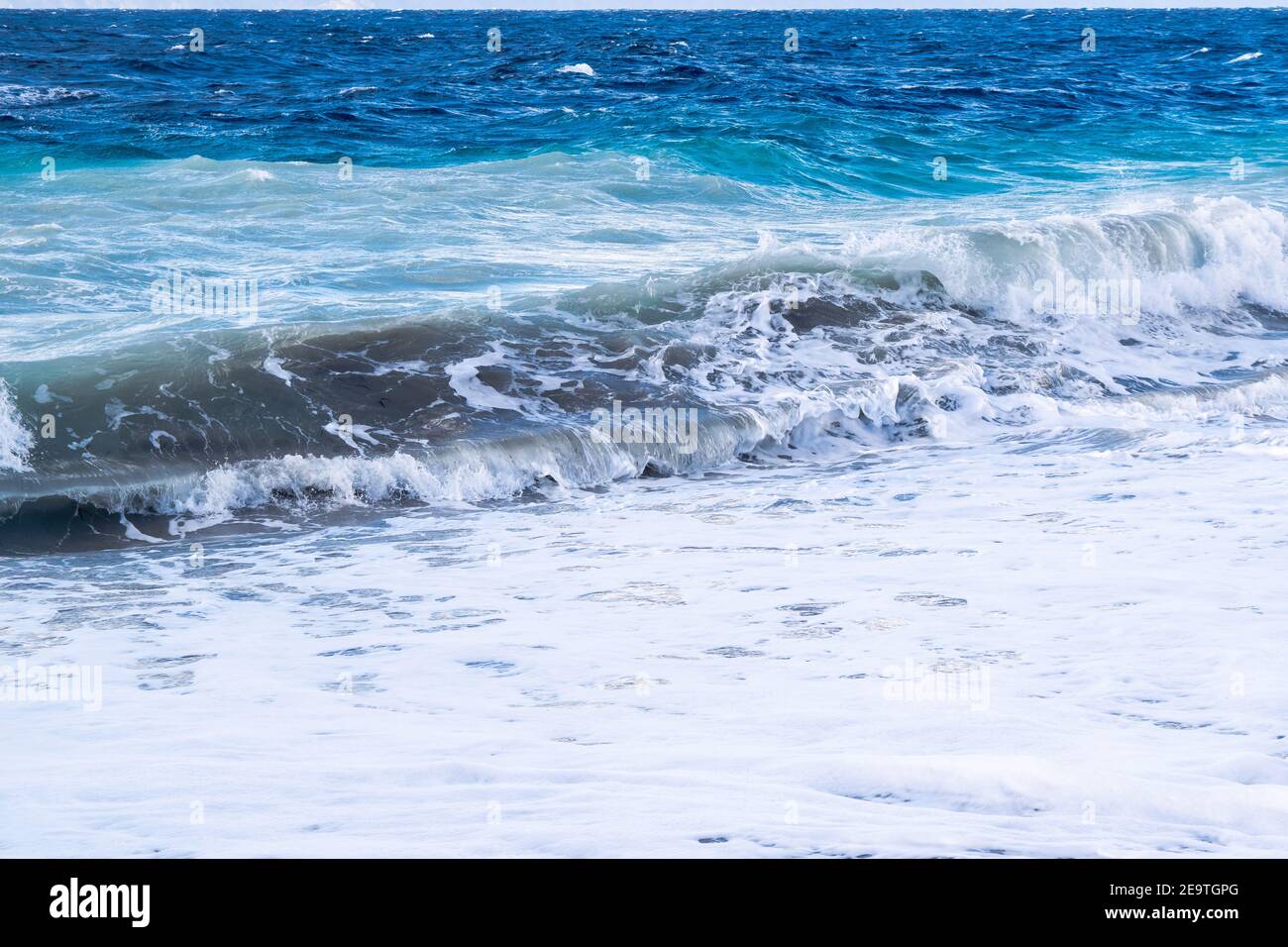 Windige Wellen im sonnigen Rhodos, Griechenland Stockfoto
