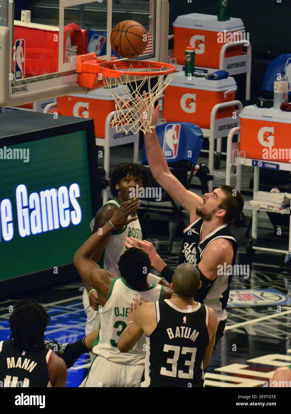 Los Angeles Clippers' Center Ivica Zubac punktet im vierten Quartal im Staples Center in Los Angeles am Freitag, den 5. Februar 2021, vor dem Power Forward Semi Ojeleye von Boston Celtics. Die Celtics besiegten die Clippers 119-115. Foto von Jim Ruymen/UPI Stockfoto