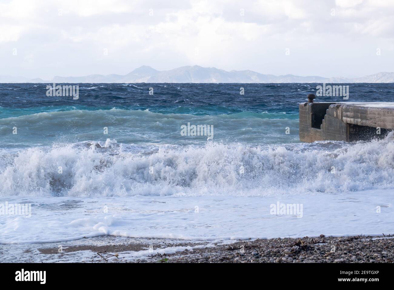 Windige Wellen im sonnigen Rhodos, Griechenland Stockfoto