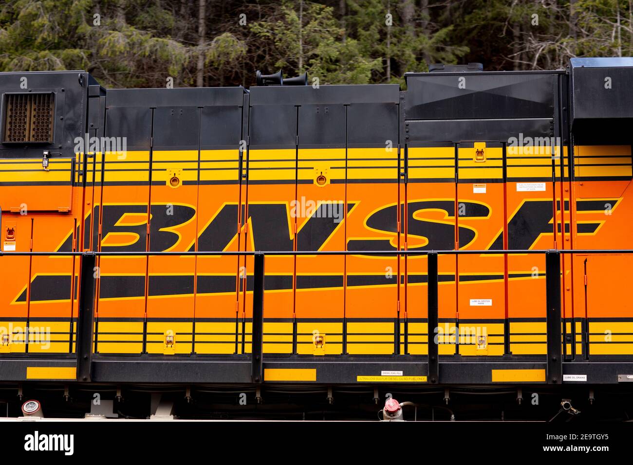 Ein Logo der BNSF (Burlington Northern and Santa Fe Railway) auf einer dieselelektrischen Lokomotive, Troy, Montana. Burlington Northern und Santa Fe Ra Stockfoto