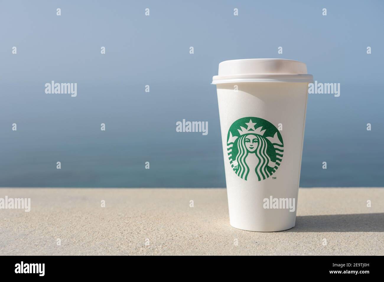 Heraklion, Griechenland - Mai 16 2020: Weiße Tasse Kaffee mit Starbucks Logo auf Meeresgrund. Stockfoto