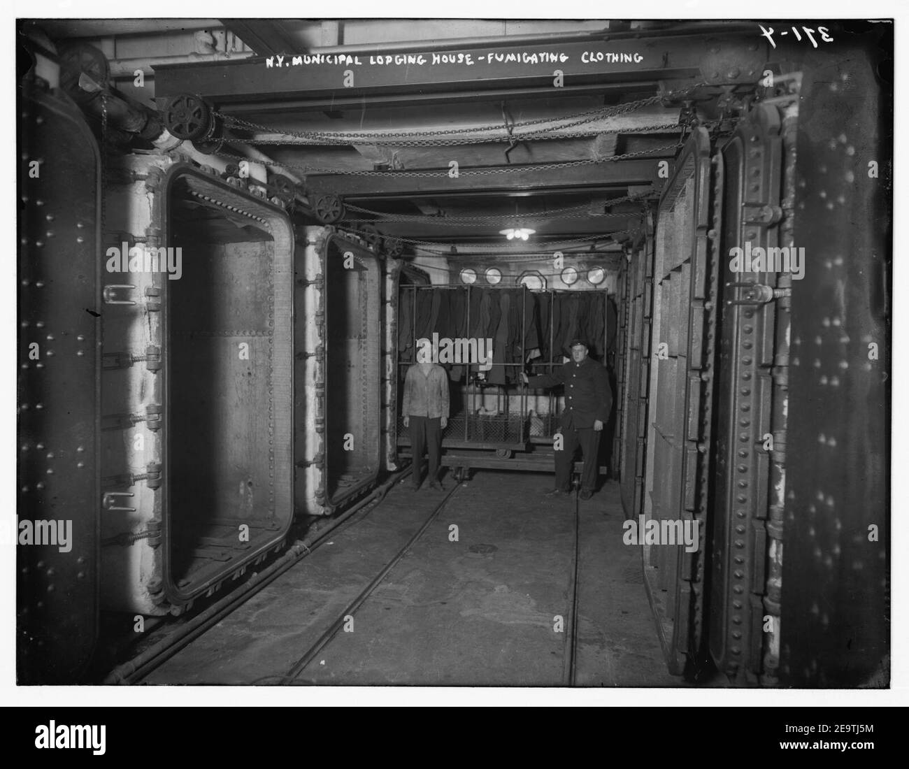N.Y. Municipal Lodging House - Fumigating Kleidung Stockfoto