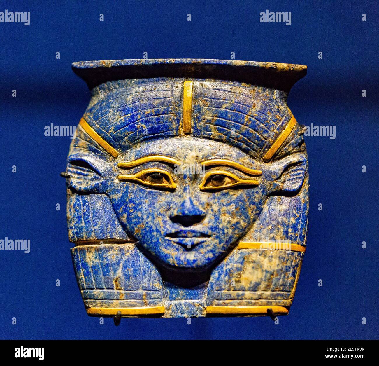 Ägyptisches Museum, Anhänger im Grab eines Prinzen Sheshonq in Memphis gefunden. Es zeigt den Kopf der Göttin Hathor mit ihren Kuhohren. Stockfoto