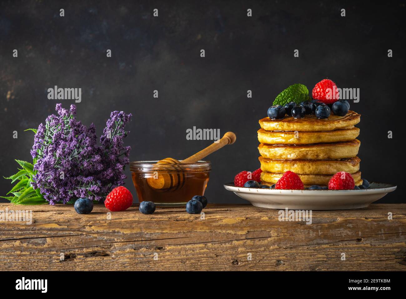 Leckere Pfannkuchen mit frischen Beeren auf rustikalem Holztisch. Food-Konzept. Stockfoto