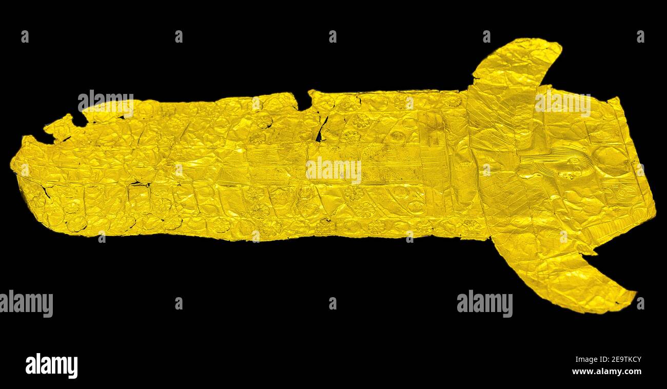 Ägypten, Kairo, Ägyptisches Museum, eine Brust Ornament, in Gold, in Mendes gefunden. Das Hauptmotiv ist eine Ba (Seele) an der Spitze. Stockfoto