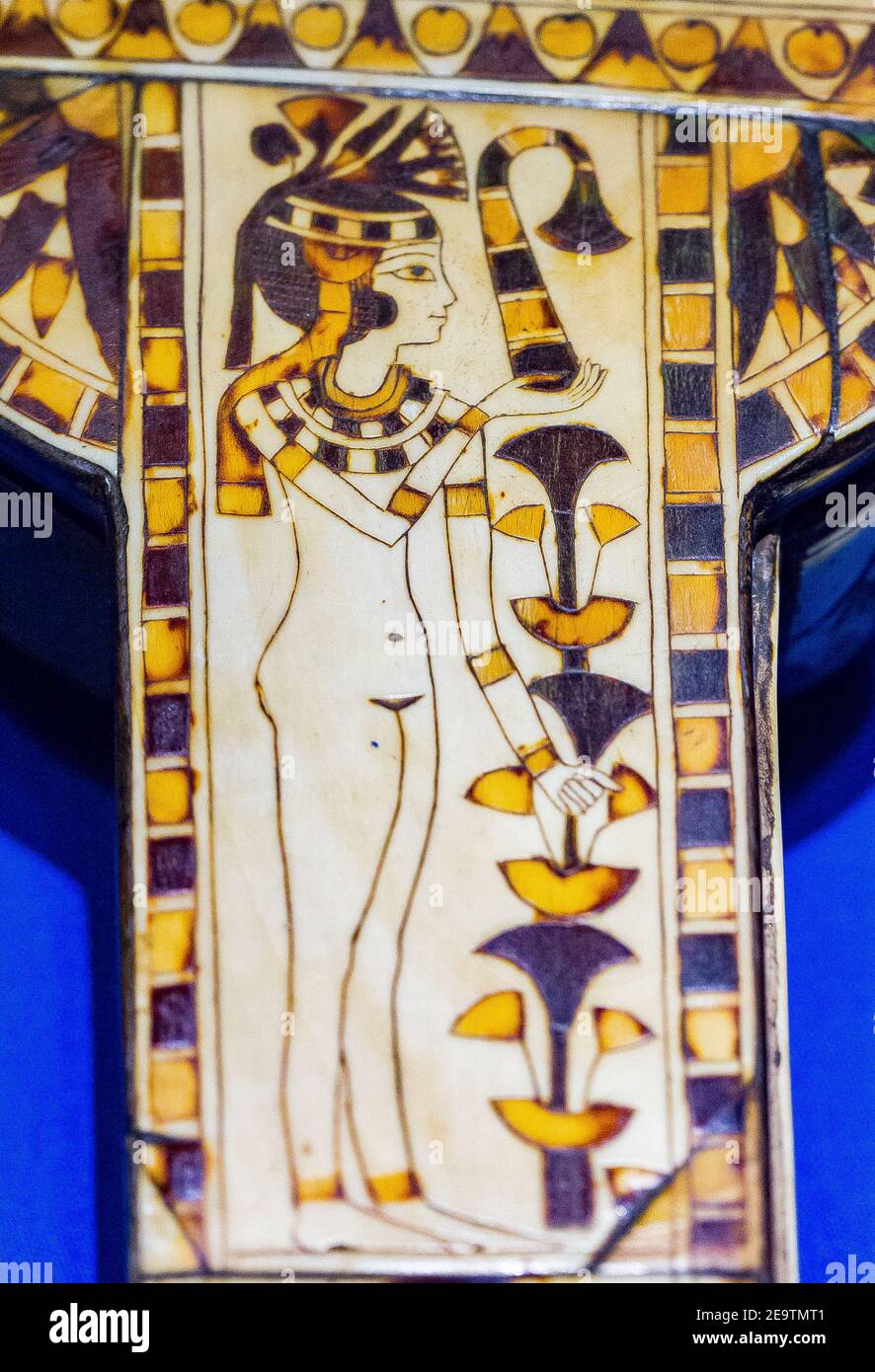 Ägypten, Kairo, Ägyptisches Museum, Spiegelgehäuse der Königin Henouttaouy, gefunden in der königlichen Cachette von Deir el Bahari. Dynastie 21. Holz und Elfenbein. Stockfoto