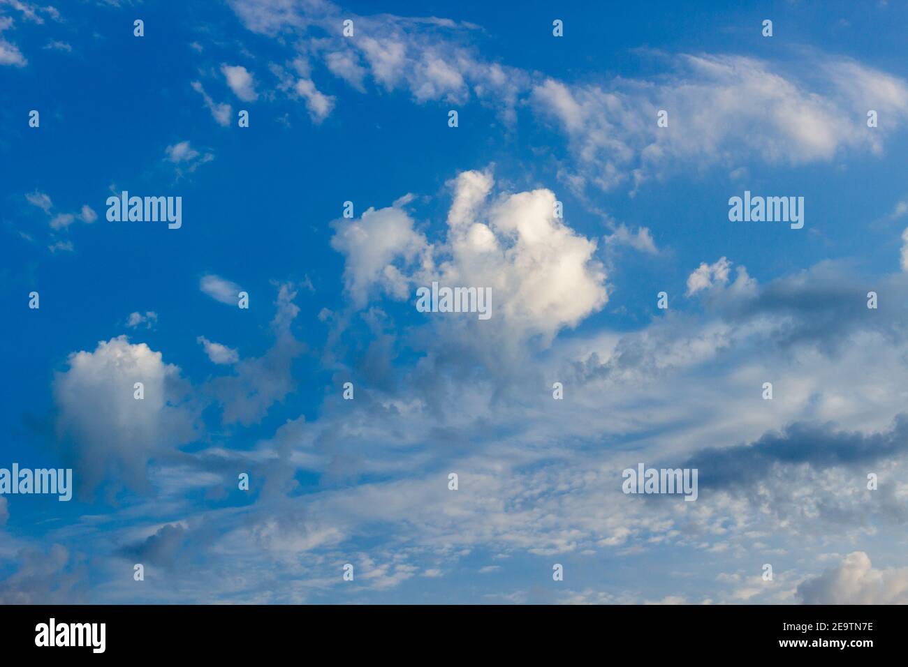 Blauer Himmel und Wolken, weicher Fokus. Schärfentiefe. Stockfoto