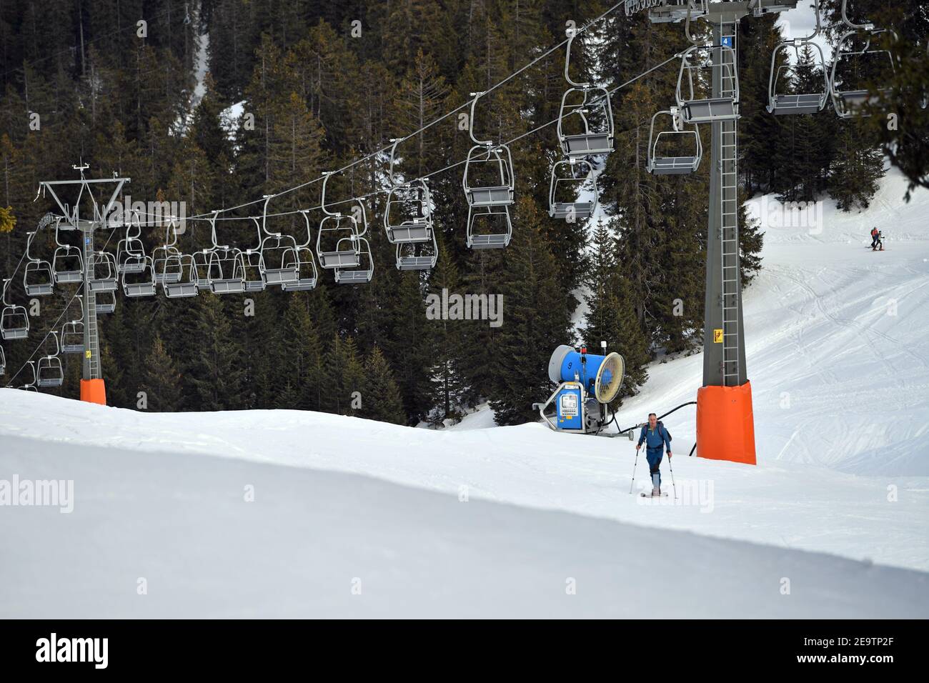 Garmisch Partenkirchen, Deutschland. Februar 2021, 04th. Skigebiet Garmisch Classic in Zeiten der Coronavirus-Pandemie/harter Absperrung in den bayerischen Alpen sind die Pisten leer, Lifte stehen still. Bayern, Deutschland, Skifahren, Skifahren, Autofahren, Skifahren, Skiurlaub, Sonnenschein, Aussicht, Freizeit, Sport, Landschaft, Aktivität, Schnee, Wintersport, Wintersportler, Wintersportgebiet, Berge, Schnee. Quelle: dpa/Alamy Live News Stockfoto