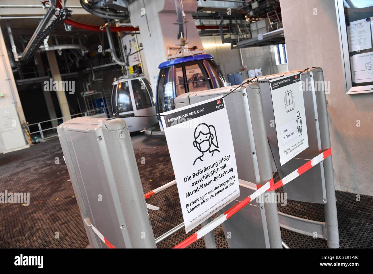 Garmisch Partenkirchen, Deutschland. Februar 2021, 04th. Garmisch Classic Skigebiet in Zeiten der Coronavirus-Pandemie / harte Sperre in der bayerischen Alpen Talstation Kreuzeckbahn. Schild am Eingang - Zugang nur mit Gesichtsmaske, Maske. Mund- und Nasenbedeckung. Bayern, Deutschland, Skifahren, Skifahren, Autofahren, Skifahren, Skiurlaub, Sonnenschein, Aussicht, Freizeit, Sport, Landschaft, Aktivität, Schnee, Wintersport, Wintersportler, Wintersportgebiet, Berge, Schnee. Quelle: dpa/Alamy Live News Stockfoto