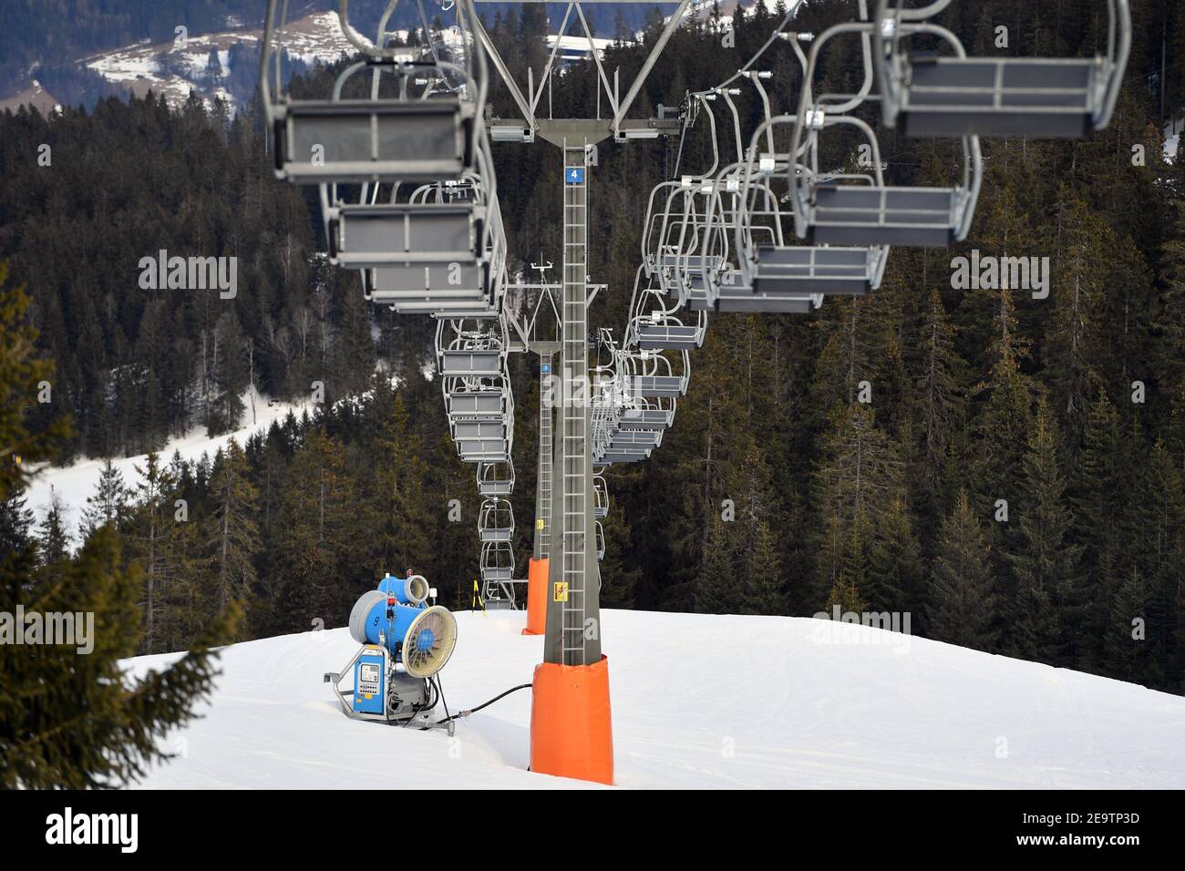 Garmisch Partenkirchen, Deutschland. Februar 2021, 04th. Skigebiet Garmisch Classic in Zeiten der Coronavirus-Pandemie/harter Absperrung in den bayerischen Alpen sind die Pisten leer, Lifte stehen still. Bayern, Deutschland, Skifahren, Skifahren, Autofahren, Skifahren, Skiurlaub, Sonnenschein, Aussicht, Freizeit, Sport, Landschaft, Aktivität, Schnee, Wintersport, Wintersportler, Wintersportgebiet, Berge, Schnee. Quelle: dpa/Alamy Live News Stockfoto