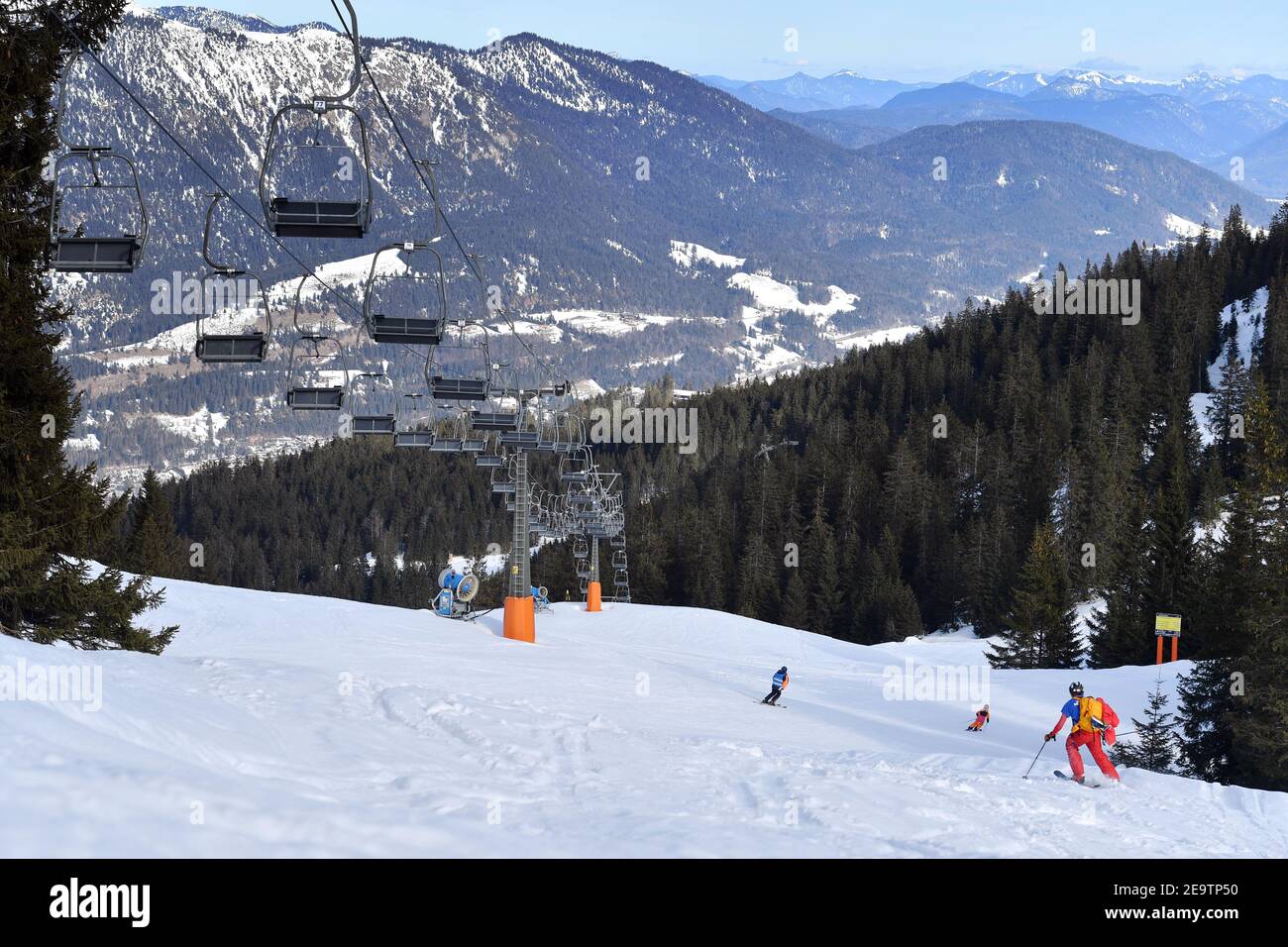 Garmisch Partenkirchen, Deutschland. Februar 2021, 04th. Skigebiet Garmisch Classic in Zeiten der Coronavirus-Pandemie/harter Absperrung in den bayerischen Alpen sind die Pisten leer, Lifte stehen still. Bayern, Deutschland, Skifahren, Skifahren, Autofahren, Skifahren, Skiurlaub, Sonnenschein, Aussicht, Freizeit, Sport, Landschaft, Aktivität, Schnee, Wintersport, Wintersportler, Wintersportgebiet, Berge, Schnee. Quelle: dpa/Alamy Live News Stockfoto