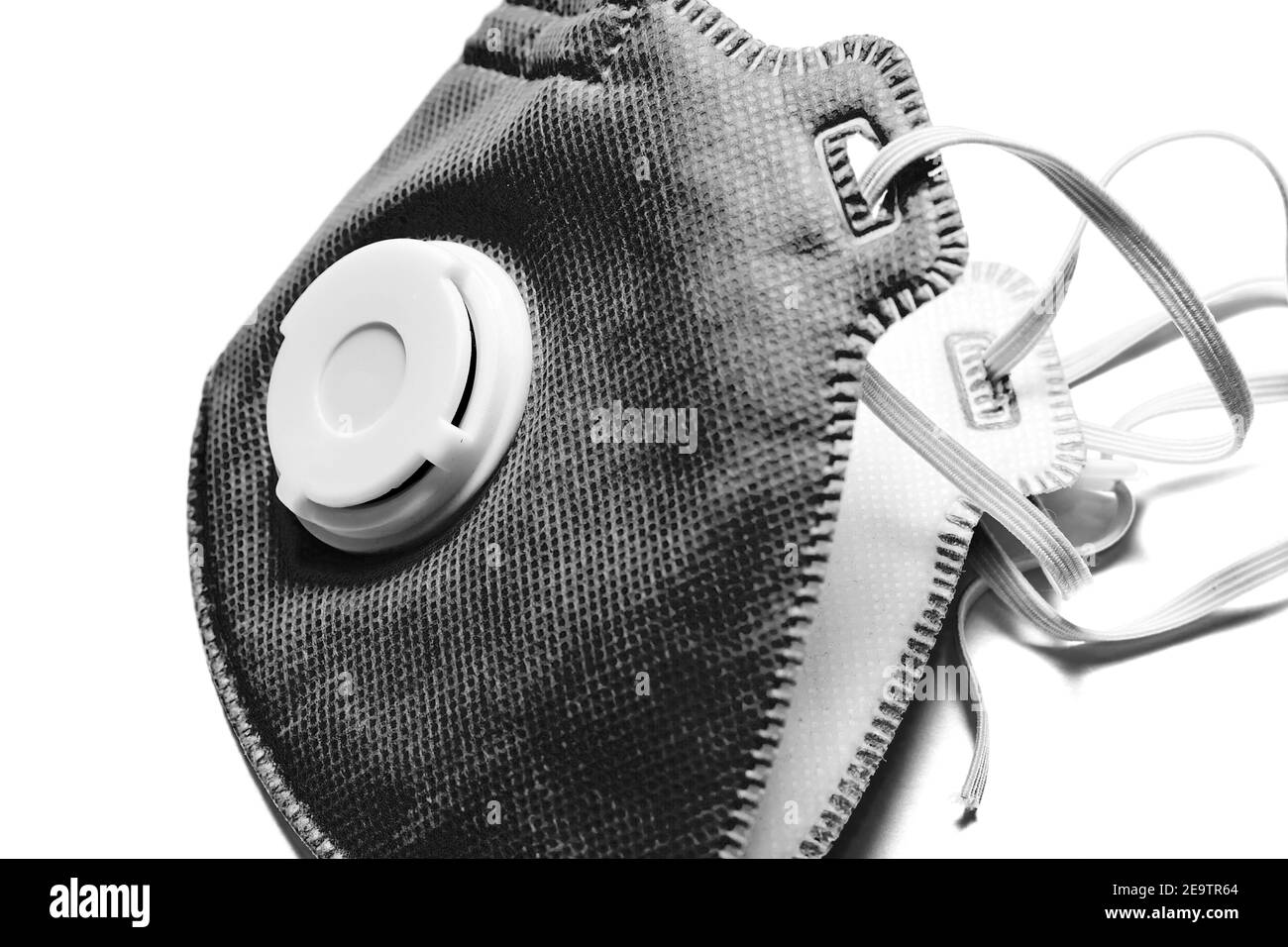 Schwarz-Weiß-Bild der Gesichtsmaske mit Schutzfilter. Thema „Viren“. Gesundheitswesen und Medizin Stockfoto