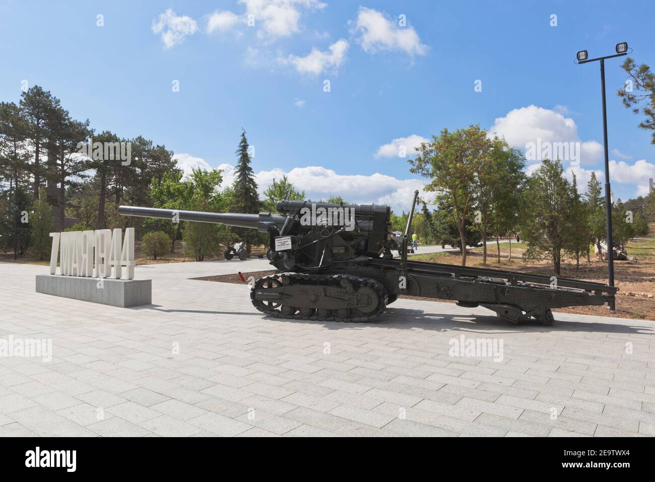 Sewastopol, Krim, Russland - 28. Juli 2020: Sowjetische 152-mm-Kanone der hohen Macht Br-2 im Gedenkkomplex Sapun-Gora in der Heldenstadt Sewastopol, Stockfoto