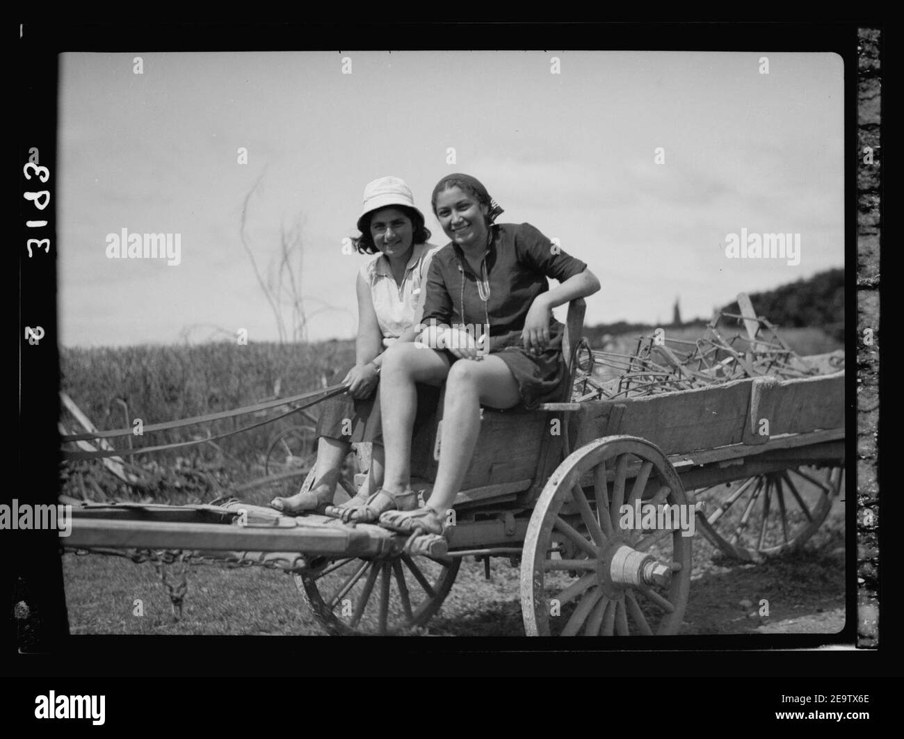 Nahalal. Girls' landwirtschaftliche Ausbildung Schule. Die Farm wagen. Mädchen, die von der Feldarbeit Stockfoto