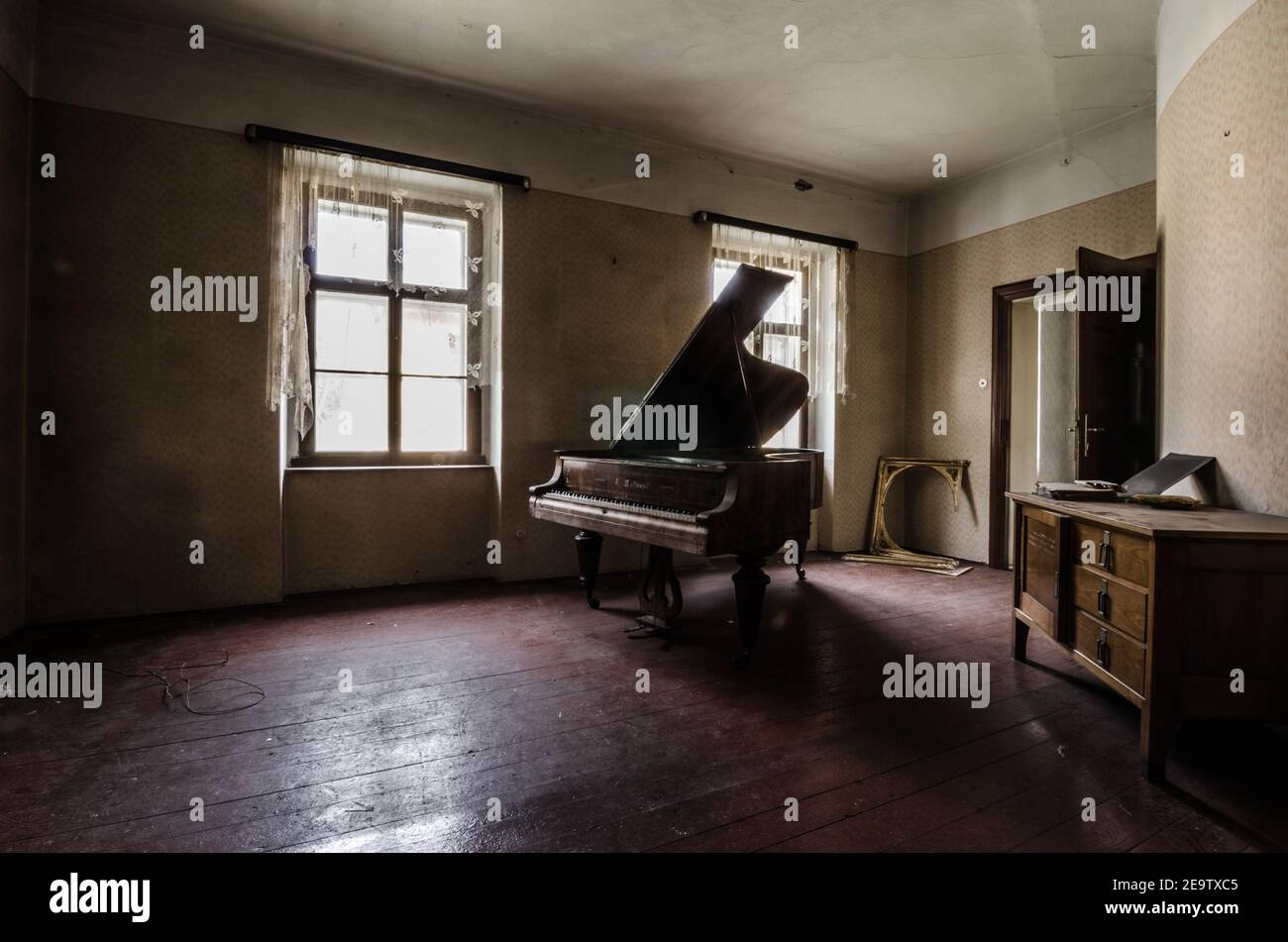 Klavier in Holz in einem alten Raum Stockfoto
