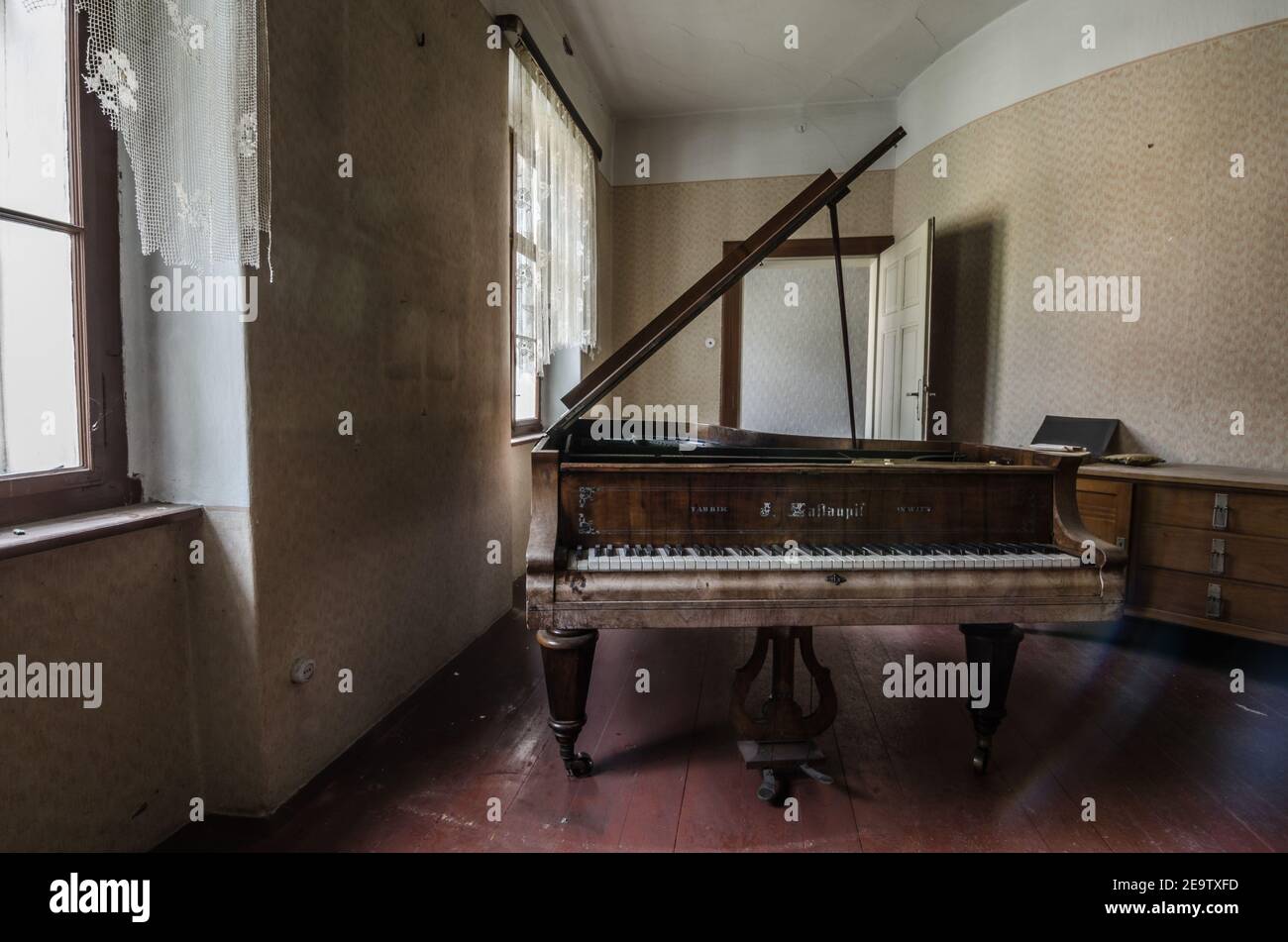 Altes Klavier in einem verlassenen Haus Stockfoto